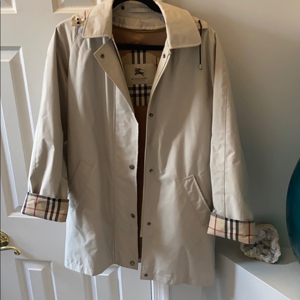 ✅💯 Authentic ✅ Burberry rain coat